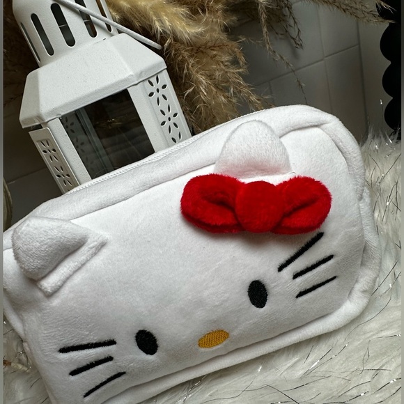 NIP- 3D Hello Kitty Large Pouch - Picture 3 of 6